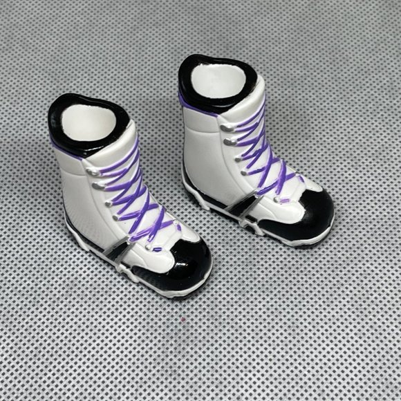 MGA Bratz Doll Pair Feet Shoes White & Black Ski SNOW BOOT - Picture 4 of 4